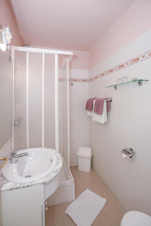 Hotel-Pension Kamyk Prag Exteriör bild