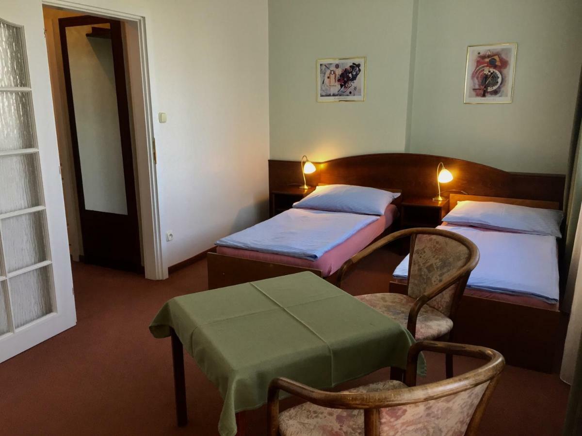 Hotel-Pension Kamyk Prag Exteriör bild