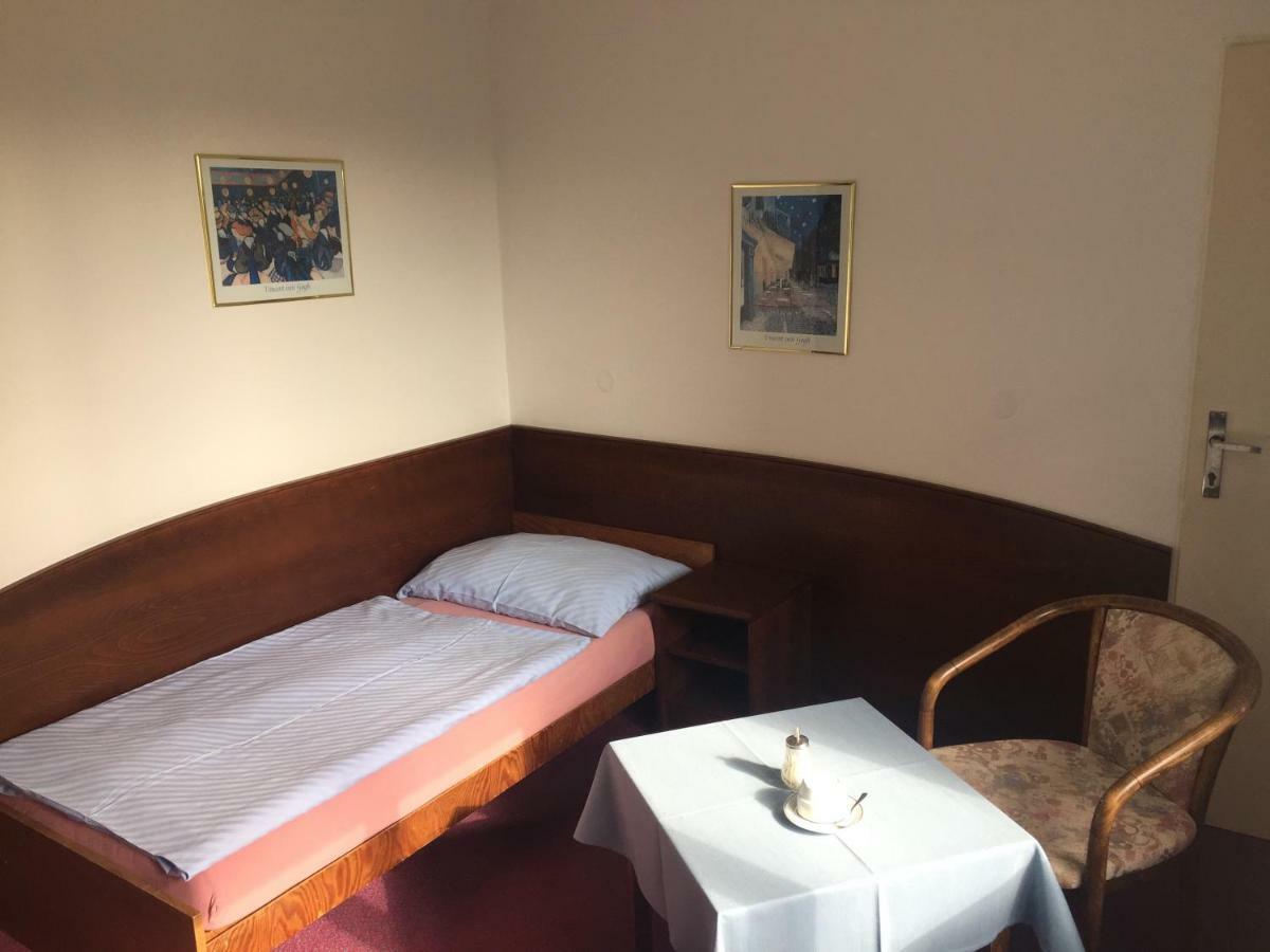 Hotel-Pension Kamyk Prag Exteriör bild